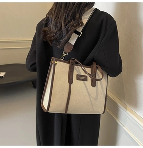 Vue détaillée du grand sac cabas en toile avec garniture en cuir brun sur mannequin