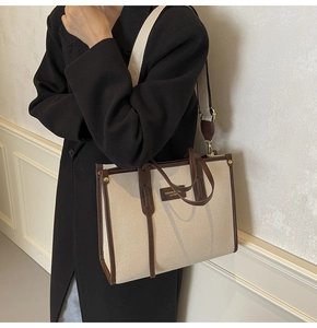 Détail du sac cabas en toile vintage avec bordure en cuir marron et large bandoulière
