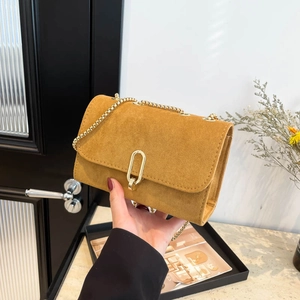 Sac bandoulière en daim jaune moutarde avec chaîne dorée et boucle ovale chic