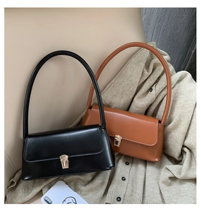 Gros plan de sacs baguette en cuir minimalistes avec boucles métalliques dorées