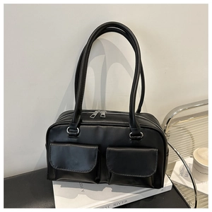 Borsa sottobraccio in pelle nera con doppie tasche frontali e finiture in metallo argento