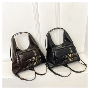 Λεπτομέρεια vintage τσαντών hobo σε μαύρο και καφέ με διακοσμητικά λουριά και χρυσά μέρη