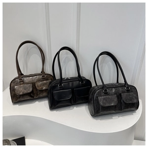 Tre borse tote retrò marroni, nere e grigie con tasche magnetiche e doppia cerniera lampo