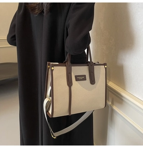 Détail du sac cabas en toile avec garniture en cuir et bandoulière pour femme