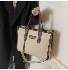 Détail du sac cabas en toile avec garniture en cuir et bandoulière réglable amovible