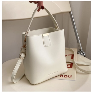 Schicke beige Beuteltasche aus PU-Leder mit abnehmbarem Gurt und goldenen Details