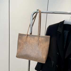 Sac cabas rétro kaki en similicuir texturé avec de longues bretelles pour femmes