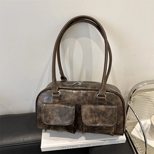 Borsa bowling vintage in finta pelle marrone con due tasche frontali e doppi manici