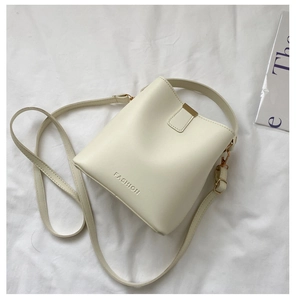 Detailansicht der cremeweißen Eimer-Handtasche aus PU-Leder mit Fashion-Prägedruck
