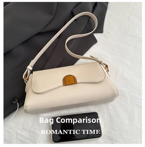Comparaison de taille détaillée du sac baguette crème à côté d'un smartphone