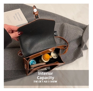 Vista macro degli ampi scomparti interni di questa borsa in pelle vintage marrone