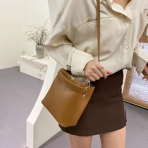 Schicke braune Beuteltasche aus PU-Leder mit Fashion-Prägung und goldenen Beschlägen