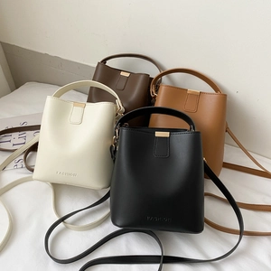 Minimalistische Bucket-Bag aus Kunstleder mit Tragegriff und FASHION-Logo in vier Farben