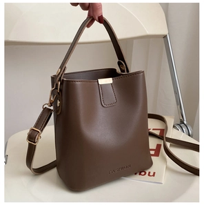 Dunkelbraune matte Lederbeuteltasche mit Tragegriff und verstellbarem Schultergurt