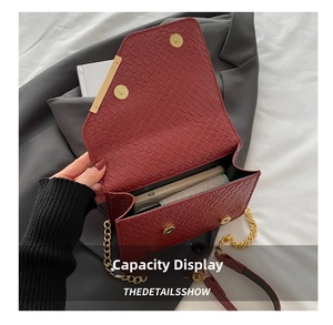 Détail de l'intérieur spacieux d'un sac bordeaux en similicuir à texture crocodile