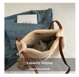 Vue de dessus du sac cabas en peluche beige montrant sa grande capacité interne