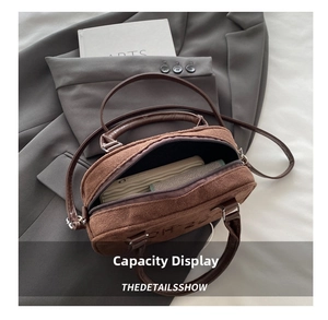 Details zur Innenkapazität der braunen Wildledertasche mit Handy und Geldbörse