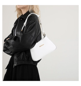 Détail du sac à bandoulière blanc minimaliste en cuir lisse avec barre métallique dorée