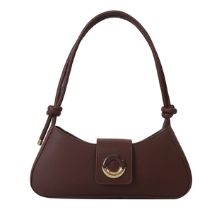 Minimalistische dunkelbraune halbmondförmige Schultertasche mit eleganter Metallschließe