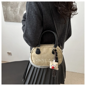 Detail der khakifarbenen Bowling-Tasche mit CIOH' 2D Stickerei und Plüschanhänger
