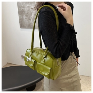 Olivgrüne Vintage Bowling-Tasche mit langen Schultergurten und silbernem Schleifenanhänger