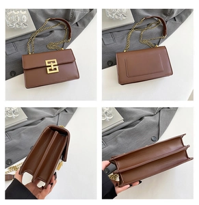 Détails du sac bandoulière marron avec fermoir doré et structure en accordéon