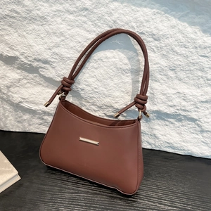 Sac à bandoulière marron foncé minimaliste avec garniture dorée et poignée nouée