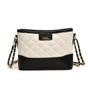 Sac hobo matelassé bicolore noir et blanc avec bandoulière élégante en chaîne