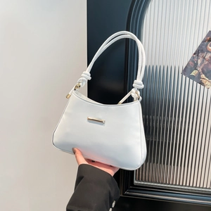 Sac sous le bras minimaliste en cuir PU blanc avec finitions dorées et bandoulière nouée