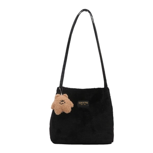 Sac fourre-tout tendance en fausse fourrure noire avec étiquette dorée et breloque ours