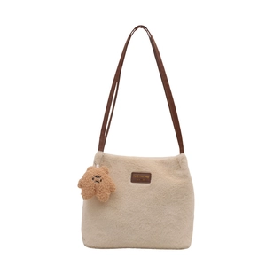 Sac seau minimaliste en peluche blanc crème avec lanières brunes et breloque ours