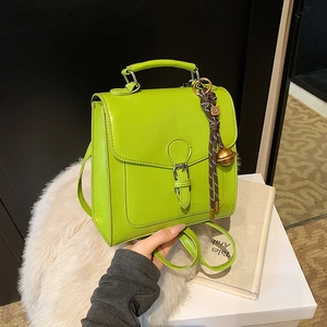 Borsa tote verde neon in pelle con fibbia argento e ciondolo in corda intrecciata