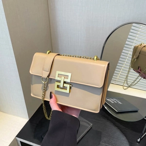 Sac bandoulière beige chic avec boucle en H dorée et bandoulière chaîne, style moderne