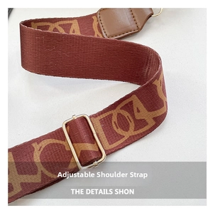 Detail eines verstellbaren Jacquard-Schultergurts mit burgunderroten Mustern und Schnallen