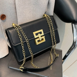 Sac à bandoulière rétro en cuir noir avec chaîne dorée et fermoir carré en métal