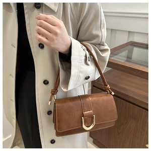 Borsa baguette vintage marrone con fibbia a U dorata e dettagli di tracolla annodata