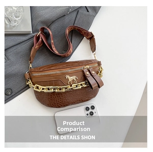 Detalle de bolso marrón con diseño de cocodrilo emblema dorado de caballo cadena gruesa y móvil