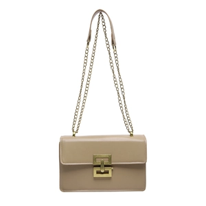 Schicke beige Umhängetasche mit goldener geometrischer Schließe und Kettenriemen