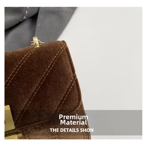 Vue détaillée du sac en velours marron avec coutures diagonales et fermoir doré