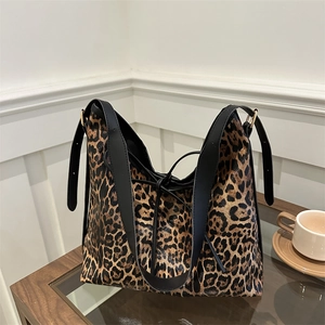 Sac cabas vintage imprimé léopard avec bandoulières en cuir noir et cordon de serrage