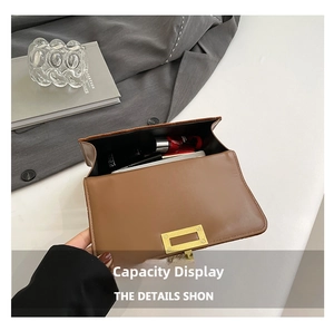Capacité interne du sac bandoulière marron vintage avec téléphone et maquillage