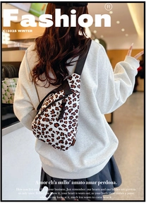 Détails de la vue arrière du sac bandoulière léopard avec sangle en nylon et zip
