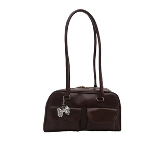 Dunkelbraune Boston-Schultertasche aus Leder mit zwei Taschen und silbernem Bogen