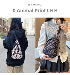Vue détaillée de sacs de poitrine en toile léopard élégants pour hommes et femmes en ville