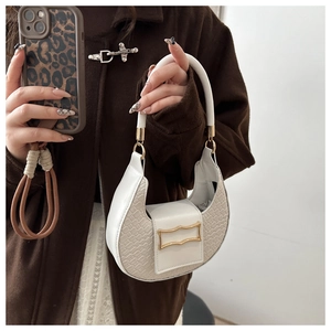 Dettaglio della borsa a mezzaluna bianco sporco in pelle PU e tessuto intrecciato