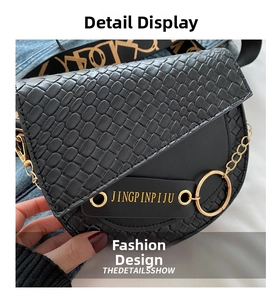 Détail du sac selle noir avec rabat texturé tressé et chaîne métallique dorée