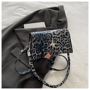 Dettaglio della borsa leopardata blu con fibbia a stella in argento e pelle PU