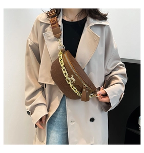 Braune Brusttasche mit Krokodilmuster, goldenem Pferdelogo und breitem Jacquardgurt