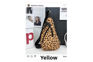 Détail du sac de poitrine à motif léopard jaune avec bandoulière réglable et zip