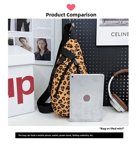 Comparaison de taille entre le sac bandoulière léopard et un iPad mini compact